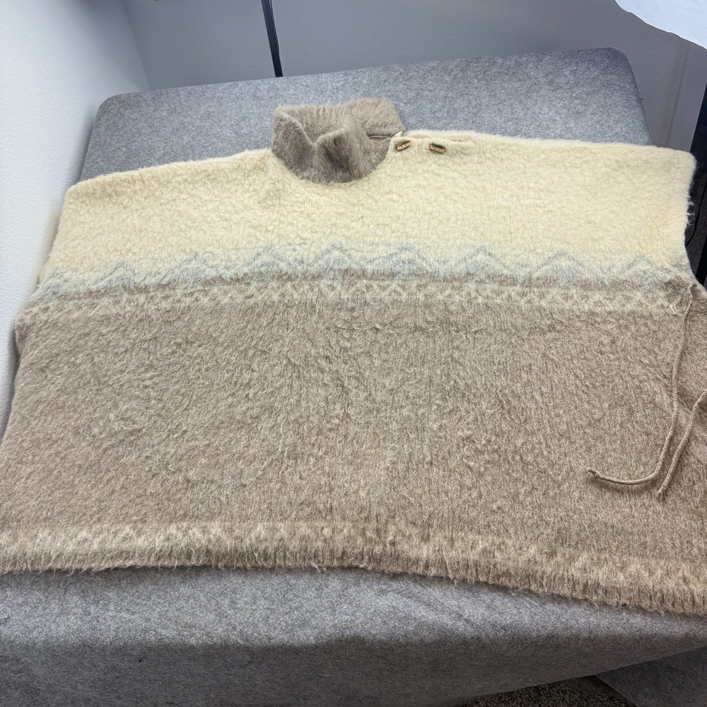 VTG TUNDRA Poncho One Size 100% Virgin Wool Scandinavian Yarn Beige Cape Shawl